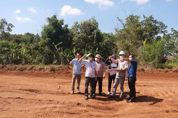 Các bên đi thực tế vị trí đất được bàn giao