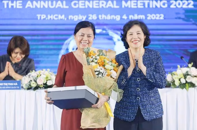Bà Mai Kiều Liên đại diện Hội đồng quản trị gửi lời tri ân sâu sắc những đóng góp của bà Lê Thị Băng Tâm - cựu Chủ tịch Hội đồng quản trị Vinamilk - trong suốt 2 nhiệm kỳ qua