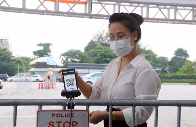 Người dân quét mã QR ở chốt Pháp Vân