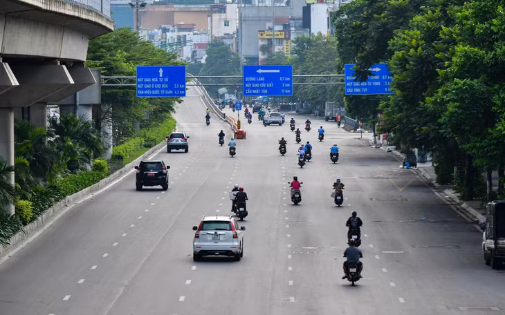 Tại chân cầu vượt Ngã Tư Sở, nút giao huyết mạch nối nhiều quận cũng thưa thớt phương tiện hơn hẳn.