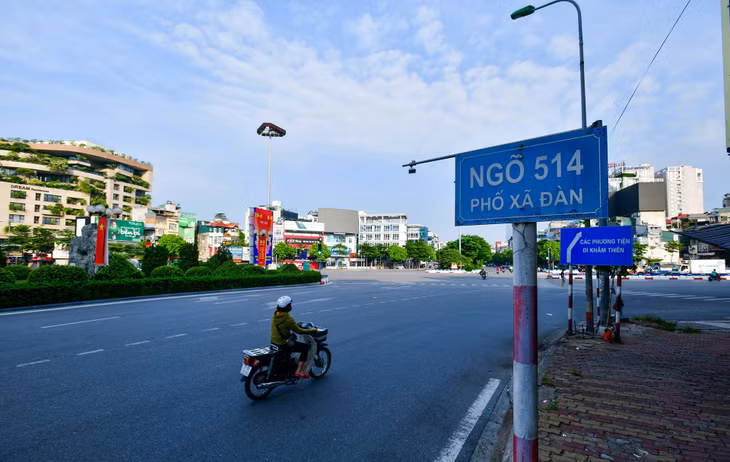 Nút giao Xã Đàn, Tôn Đức Thắng, Nguyễn Lương Bằng thông thoáng. Những ngày trước đó, nơi đây vẫn đông người qua lại.