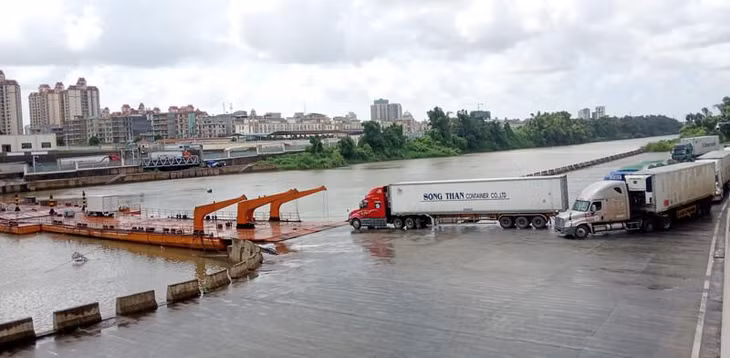 Cầu phao tạm nối TP. Móng Cái (Việt Nam) với TP. Đông Hưng (Trung Quốc)