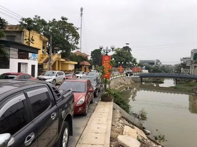 Hình ảnh xe ô tô nối đuôi gây tắc đường mỗi khi có phiên đấu giá đất ở Thanh Hóa