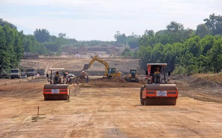 Cao tốc Bắc Nam thiếu hụt khoảng 23 triệu m3 đất đắp Cao tốc Bắc Nam thiếu hụt khoảng 23 triệu m3 đất đắp