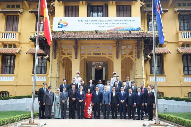 Tham dự buổi lễ có Bộ trưởng Ngoại giao Bùi Thanh Sơn, lãnh đạo Bộ Ngoại giao, Bộ Công Thương, Bộ Lao động Thương binh và Xã hội, các Đại sứ, Đại biện, đại diện các Đại sứ quán các nước ASEAN tại Hà Nội.