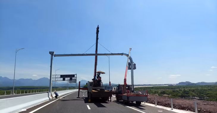 Nhà thầu đang kẻ vạch sơn trên cao tốc Vân Đồn - Tiên Yên