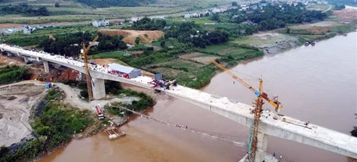 Cầu Làng Giàng nhìn từ trên cao.