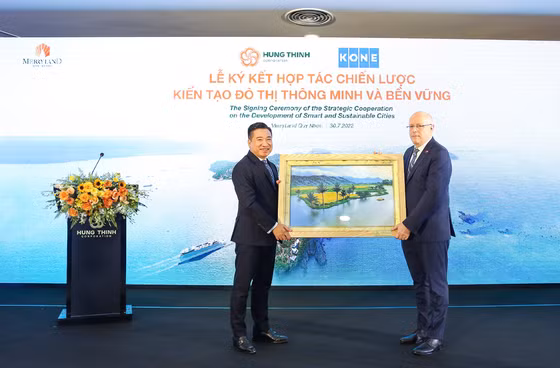 Ông Nguyễn Đình Trung – Chủ tịch Tập đoàn Hưng Thịnh gửi tặng tranh lưu niệm đến Ngài Keijo Norvanto - Đại sứ đặc mệnh toàn quyền nước Cộng hòa Phần Lan tại Việt Nam Ông Nguyễn Đình Trung – Chủ tịch Tập đoàn Hưng Thịnh gửi tặng tranh lưu niệm đến Ngài Keijo Norvanto - Đại sứ đặc mệnh toàn quyền nước Cộng hòa Phần Lan tại Việt Nam