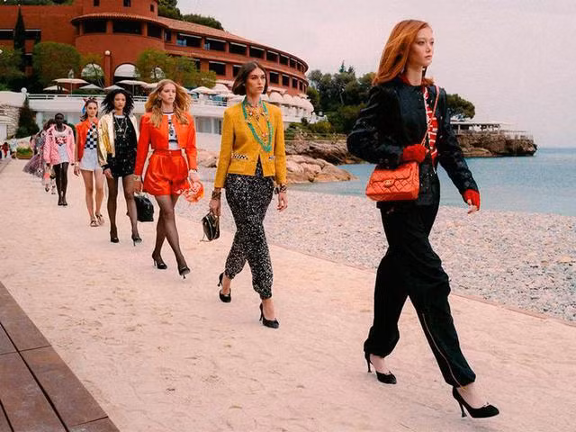 Chanel trình làng bộ sưu tập nghỉ dưỡng 2022 - 2023 của mình trên bãi cát trắng của Hotel Monte-Carlo Beach ở Monaco.