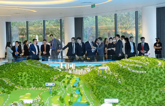 Trong khuôn khổ lễ ký kết, đoàn Đại sứ quán Phần Lan tại Việt Nam và KONE Việt Nam đã cùng tham quan thực tế “thành phố bán đảo du lịch thương mại thông minh đẳng cấp quốc tế” MerryLand Quy Nhơn Trong khuôn khổ lễ ký kết, đoàn Đại sứ quán Phần Lan tại Việt Nam và KONE Việt Nam đã cùng tham quan thực tế “thành phố bán đảo du lịch thương mại thông minh đẳng cấp quốc tế” MerryLand Quy Nhơn