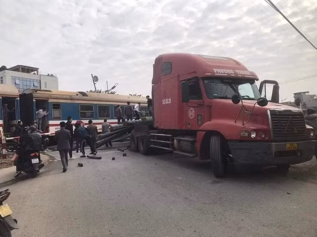 Tàu SE5 va vào ô tô kéo theo rơ moóc chở sắt tại lối mở km 28+805, xã Văn Tự, huyện Thường Tín, TP. Hà Nội Tàu SE5 va vào ô tô kéo theo rơ moóc chở sắt tại lối mở km 28+805, xã Văn Tự, huyện Thường Tín, TP. Hà Nội