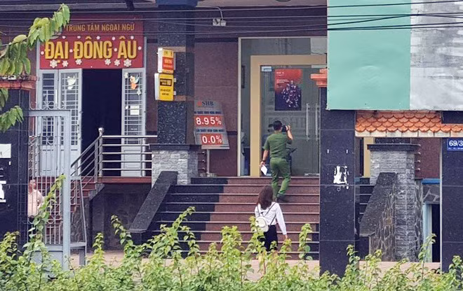 Công an đến ngân hàng điều tra vụ cướp Công an đến ngân hàng điều tra vụ cướp