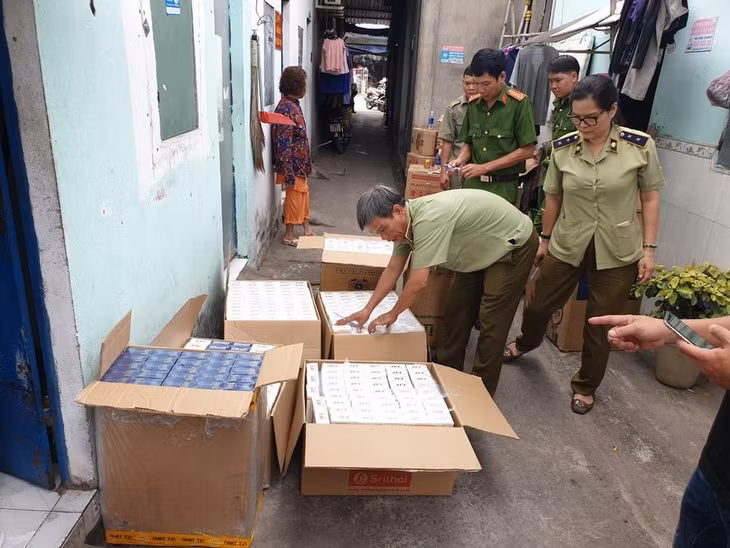 Thuốc lá nhập lậu nhái nhãn hiệu đã được bảo hộ bị bắt giữ. Ảnh: QLTT