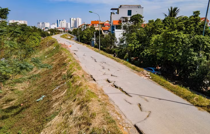 Mặt đường đê Yên Nghĩa hư hỏng nặng, gây cản trở và ảnh hưởng lớn đến giao thông. Mặt đường đê Yên Nghĩa hư hỏng nặng, gây cản trở và ảnh hưởng lớn đến giao thông.