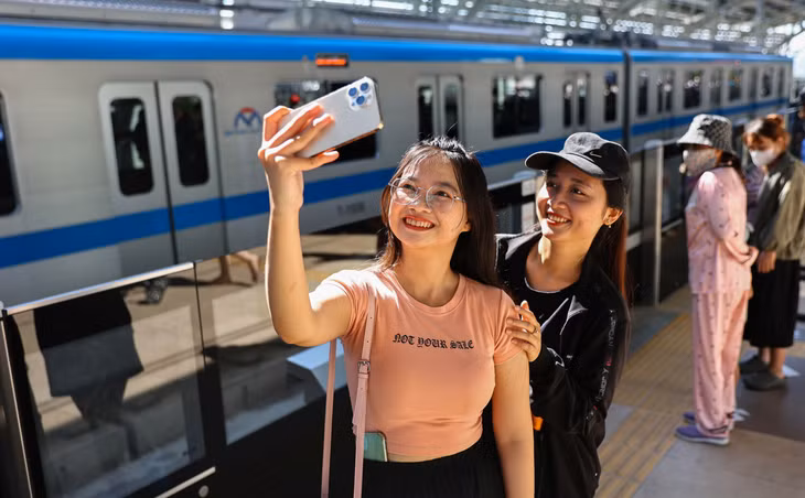 Người dân chụp ảnh kỷ niệm khi trải nghiệm metro Bến Thành - Suối Tiên Người dân chụp ảnh kỷ niệm khi trải nghiệm metro Bến Thành - Suối Tiên