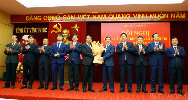 Lãnh đạo tỉnh Vĩnh Phúc tặng hoa chúc mừng tân Bí thư Tỉnh ủy Đặng Xuân Phong