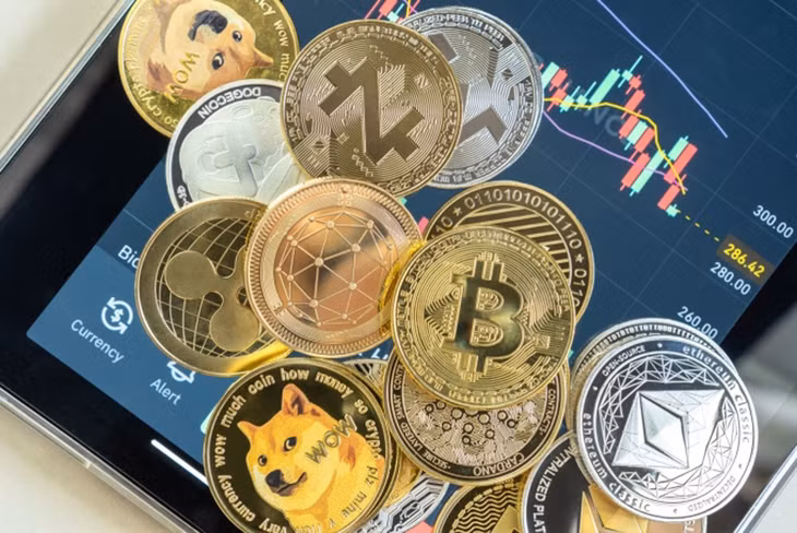Biểu tượng của Bitcoin và một vài loại tiền số thông dụng khác. Ảnh minh họa