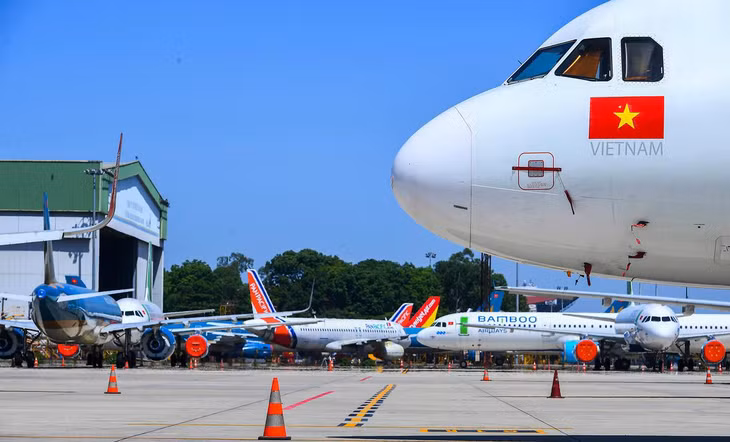 Ảnh hưởng của dịch Covid-19 khiến ngành hàng không phải dừng hoạt động các đường bay quốc tế và nội địa. Hàng trăm máy bay chịu cảnh "đắp chiếu" tại sân bay Nội Bài. Ảnh hưởng của dịch Covid-19 khiến ngành hàng không phải dừng hoạt động các đường bay quốc tế và nội địa. Hàng trăm máy bay chịu cảnh "đắp chiếu" tại sân bay Nội Bài.