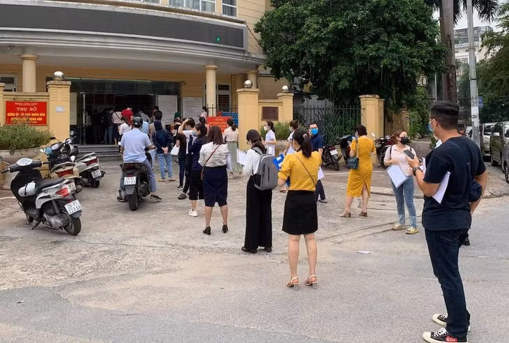 Người dân Hà Nội xếp hàng xin xác nhận giấy đi đường theo quy định mới