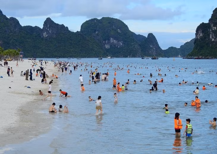 Bãi tắm Hòn Gai trước khi bị cấm tắm