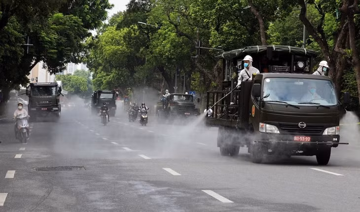Phun khử khuẩn trên đường phố Hà Nội