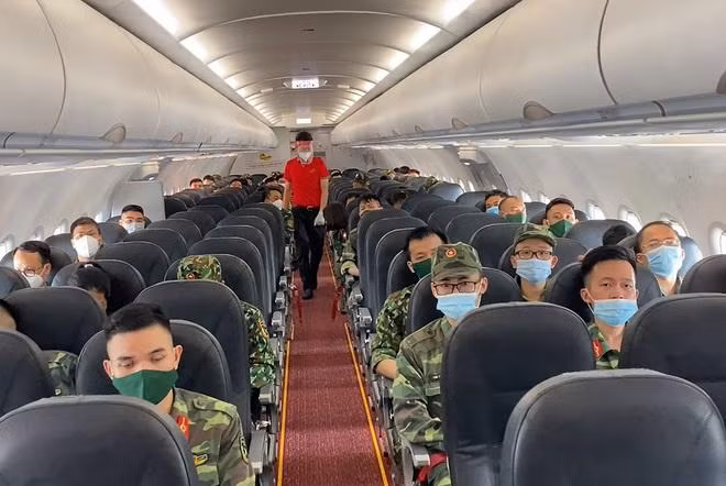 Các y bác sĩ, học viên quân y tăng cường cho Bệnh viện dã chiến truyền nhiễm 5D ở Bình Dương