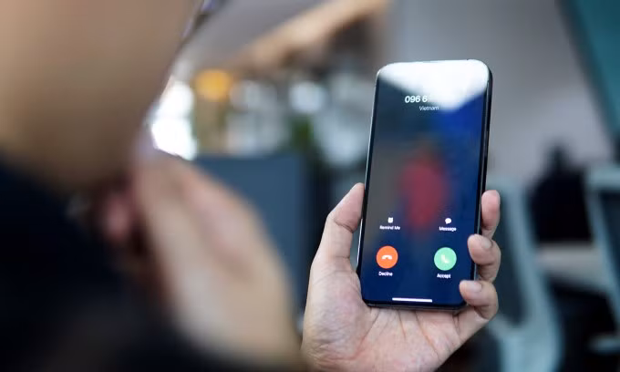 Một người nhận được cuộc gọi từ số điện thoại lạ, nghi quảng cáo trên iPhone