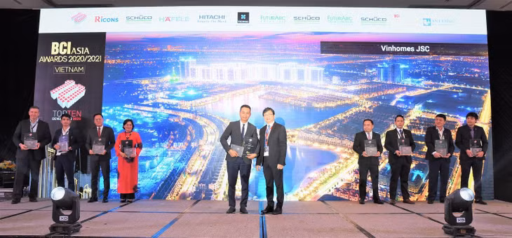 Ông Nguyễn Đức Quang – Phó Tổng giám đốc Kinh doanh và Marketing (bên trái) đại diện Vinhomes nhận giải từ Ban Tổ chức