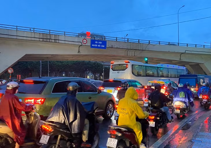 Xe chạy dưới gầm cầu vượt Nguyễn Hữu Cảnh, quận Bình Thạnh