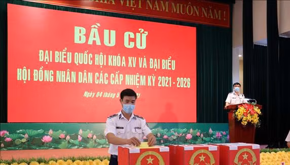 Cán bộ, chiến sĩ bỏ phiếu bầu tại Trụ sở Cảnh sát biển Vùng 3. Ảnh: TTXVN