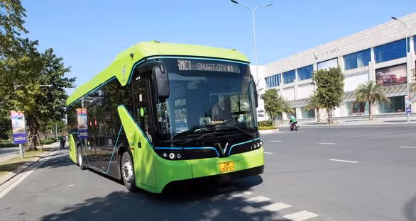 Hiện Hà Nội đang khai thác 3 tuyến xe buýt điện bằng xe có sức chứa 68 chỗ do Công ty VinFast sản xuất Hiện Hà Nội đang khai thác 3 tuyến xe buýt điện bằng xe có sức chứa 68 chỗ do Công ty VinFast sản xuất