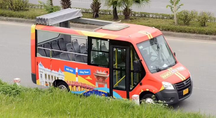 Xe buýt nhỏ 1 tầng thoáng nóc, sức chứa 20 chỗ ngồi.