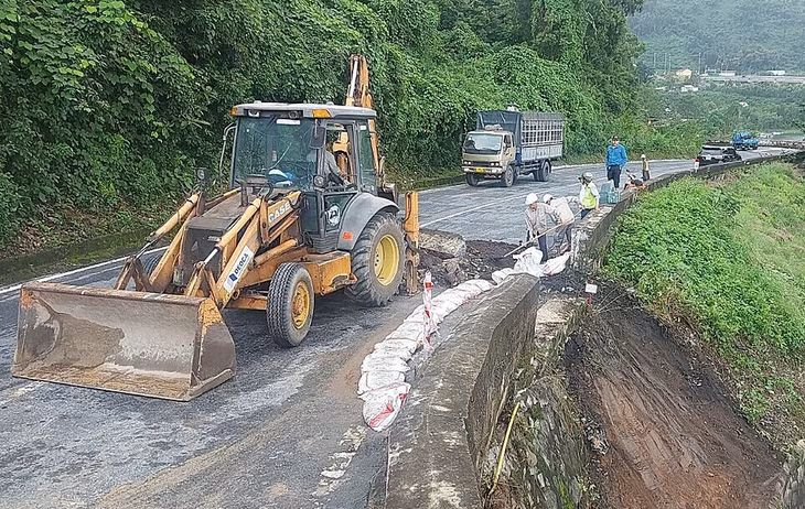 Sạt lở tường hộ lan trên đèo Hải Vân