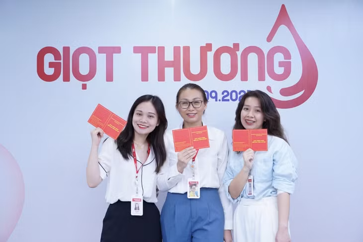 Cùng nhau khoe chứng nhận yêu thương.