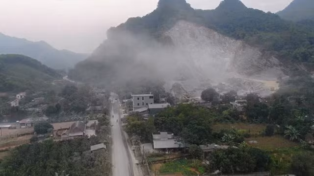 Cảnh ô nhiễm bụi nghiêm trọng gần mỏ đá Mèo Gù Cảnh ô nhiễm bụi nghiêm trọng gần mỏ đá Mèo Gù