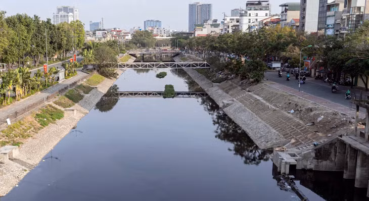 Sông Tô Lịch nhìn từ cầu vượt Lê Văn Lương về phía hạ lưu