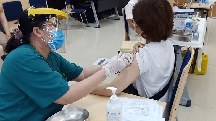Việc đẩy nhanh tiến độ tiêm vaccine nhằm giúp người lao động đạt điều kiện để trở lại sản xuất