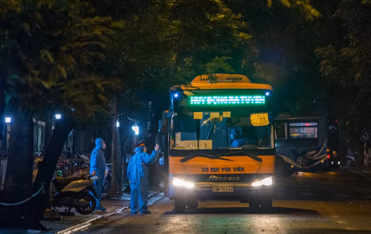 Phó Giám đốc phụ trách CDC Hà Nội Trương Quang Việt cho biết, tại Bệnh viện Việt Đức, ca bệnh không chỉ liên quan nhân viên y tế, người nhà bệnh nhân mà còn lan sang người bán hàng ăn cạnh bệnh viện, nhân viên vệ sinh, nhà ăn... Phó Giám đốc phụ trách CDC Hà Nội Trương Quang Việt cho biết, tại Bệnh viện Việt Đức, ca bệnh không chỉ liên quan nhân viên y tế, người nhà bệnh nhân mà còn lan sang người bán hàng ăn cạnh bệnh viện, nhân viên vệ sinh, nhà ăn...
