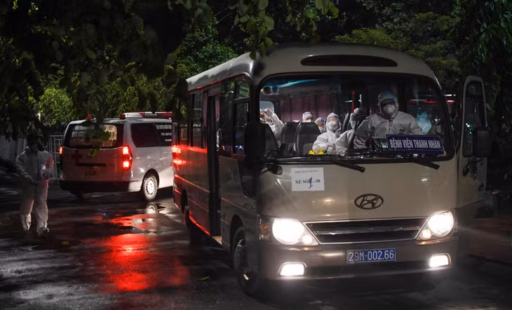 Khoảng 20h, những đoàn xe đầu tiên chở bệnh nhân và người nhà bệnh nhân từ Bệnh viện Việt Đức được bệnh viện Thanh Nhàn tiếp nhận.
