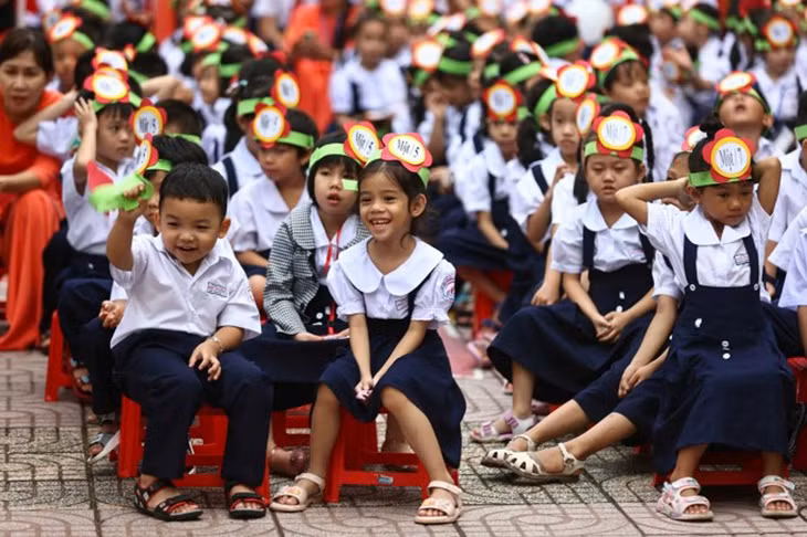 Học sinh lớp 1 trong lễ khai giảng ở trường Tiểu học Đinh Tiên Hoàng, TP Thủ Đức