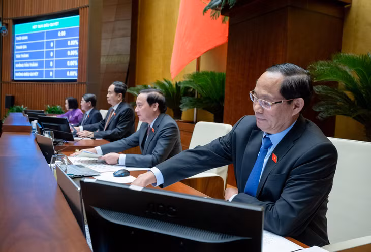 Lãnh đạo Quốc hội ấn nút biểu quyết thông qua Nghị quyết về Chương trình giám sát của Quốc hội năm 2025