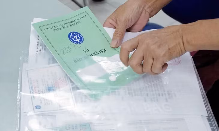 Sổ BHXH giấy có bìa màu xanh, ghi nhận quá trình đóng - hưởng và giải quyết các chế độ cho lao động