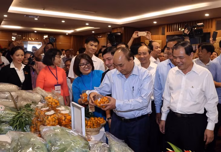 Thủ tướng và các đại biểu thăm gian hàng nông sản sạch của nông dân