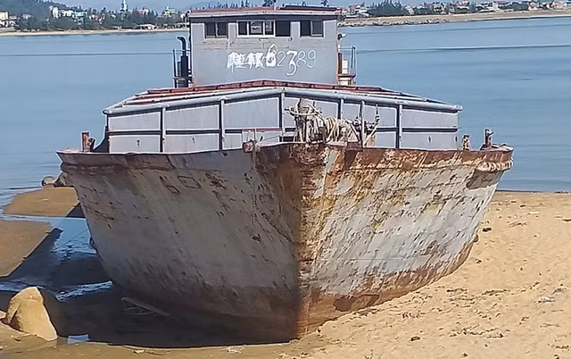 Sau nhiều lần phát thông báo, cơ quan chức năng vẫn không tìm được chủ nhân của chiếc tàu.