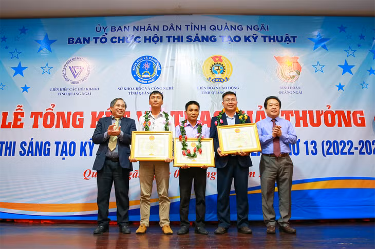 Đại diện BSR (thứ 2 từ phải sang) nhận Bằng khen giải Nhất tại Hội thi Sáng tạo Kỹ thuật tỉnh Quảng Ngãi