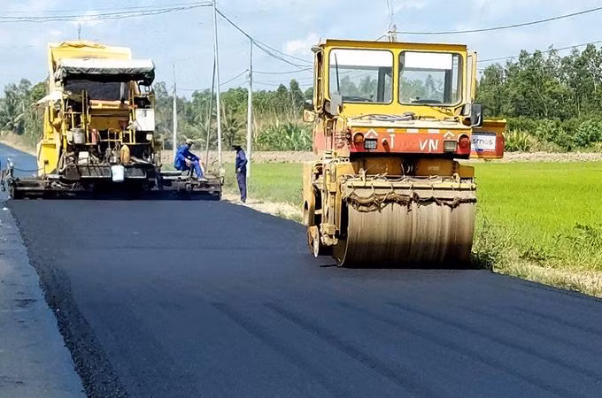 Đơn vị thi công đang thảm nhựa tuyến đường