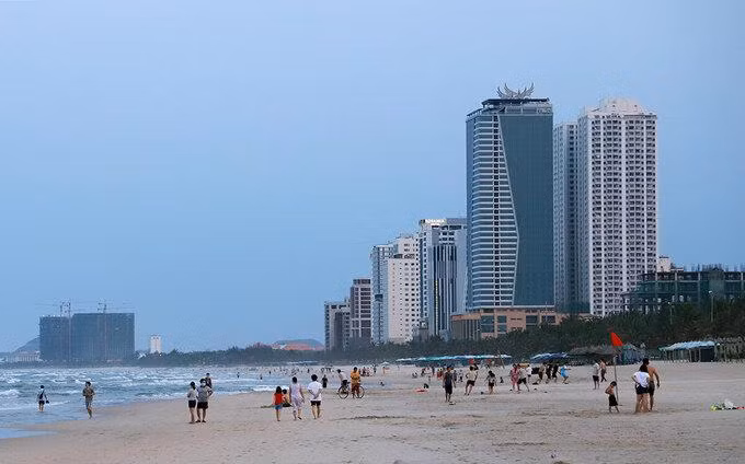 Tổ hợp khách sạn Mường Thanh và tổ hợp căn hộ cao cấp Sơn Trà có vị trí đắc địa khi nằm gần biển Mỹ Khê