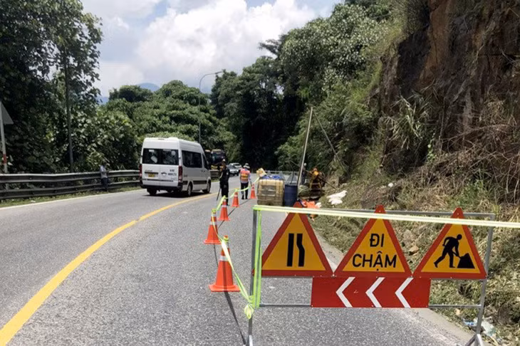 Đường đèo bị hạn chế lưu thông để khoan thăm dò địa chất