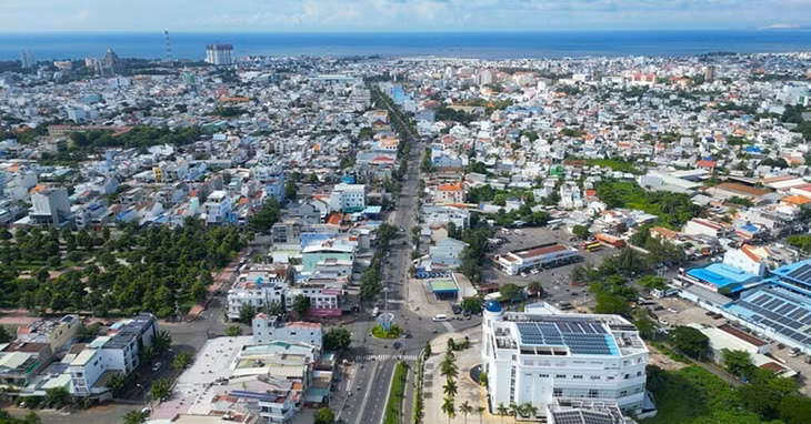 Đường Trần Hưng Đạo nhìn từ vòng xoay 19 tháng 4, phía bắc sông Cà Ty