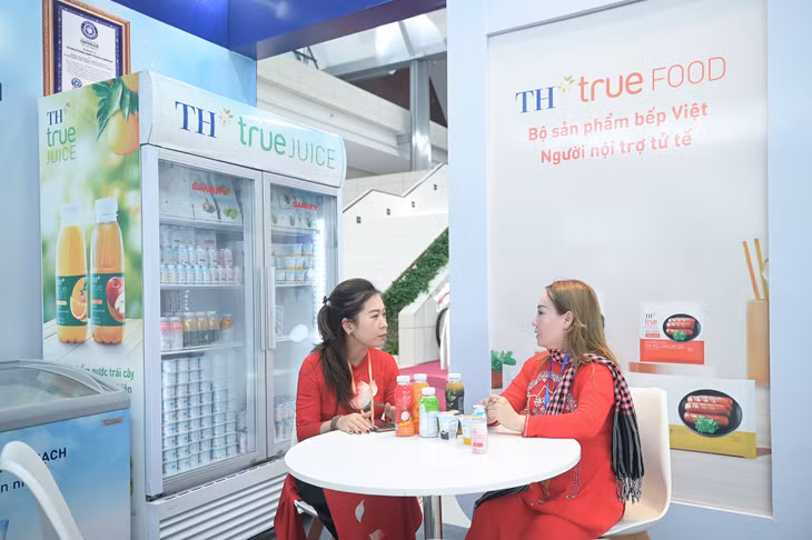 Bà Kiều Kim Phụng, Việt kiều Đài Loan chia sẻ: “Cảm nhận của tôi về các sản phẩm của Tập đoàn TH là chất lượng tuyệt vời! Như sữa chua chẳng hạn, người Đài Loan họ ưa chuộng vị chua dịu không gắt và ngọt thanh, thơm nhẹ. Sản phẩm TH true YOGURT tôi cảm thấy rất thích hợp với thị trường Đài Loan”. Bà Kiều Kim Phụng, Việt kiều Đài Loan chia sẻ: “Cảm nhận của tôi về các sản phẩm của Tập đoàn TH là chất lượng tuyệt vời! Như sữa chua chẳng hạn, người Đài Loan họ ưa chuộng vị chua dịu không gắt và ngọt thanh, thơm nhẹ. Sản phẩm TH true YOGURT tôi cảm thấy rất thích hợp với thị trường Đài Loan”.